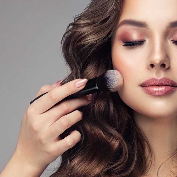 Makeup,Artist,Applies,Applies,Powder,And,Blush,.,Beautiful,Woman
